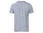 Een gestreept wit T-shirt met blauwe strepen.