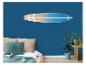 Slaapkamer met een blauwe muur, een decoratief surfplank en potplanten.