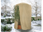 Olijfboom in pot met beschermhoes in een besneeuwde tuin.