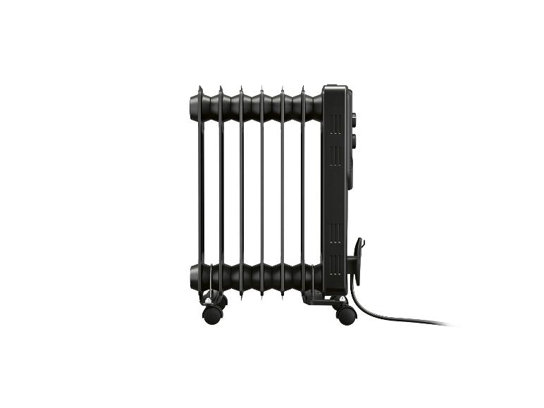Zwarte elektrische radiator met zeven elementen en wielen, met een stroomkabel.