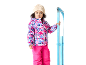 Kind in kleurrijke winterjas, roze skibroek en beige muts, vasthoudend aan een blauwe slee.