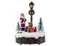Kerstdecoratie met kerstman, teddybeer en lantaarnpaal op een besneeuwde basis.