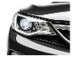 Close-up van de koplamp en grille van een moderne zwarte auto.