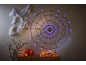 Halloween spinnenweb met paarse lichten, pompoenen en griezelige decoratie op een kast.