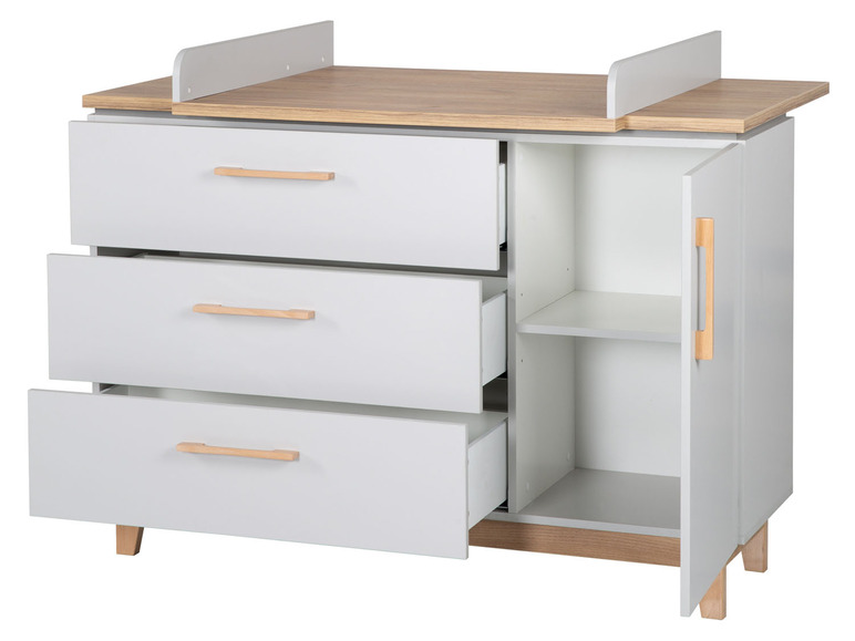 Witte commode met drie lades, een kastdeur en een verschoningsblad.