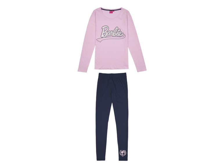 Een roze longsleeve met 'Barbie'-logo en blauwe leggings met 'Barbie'-print.