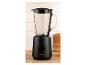 Zwarte blender met glazen kan, bedieningsknop en maatstreepjes op een houten ondergrond.
