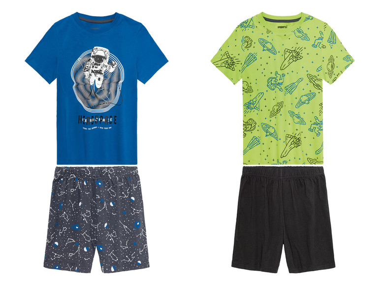 Twee sets pyjama's met een astronaut en ruimteschip thema.