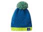 Blauwe muts met pompon en neon groene boord, met een wasbeerlabel.