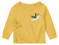 Gele babytrui met lange mouwen, met een zeemeeuw en de tekst 'fly over the sea'.