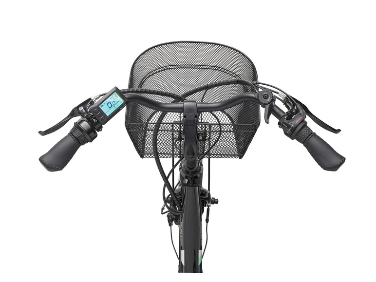Het stuur van een zwarte elektrische fiets met een mandje en een Nexus-versnellingsnaaf.