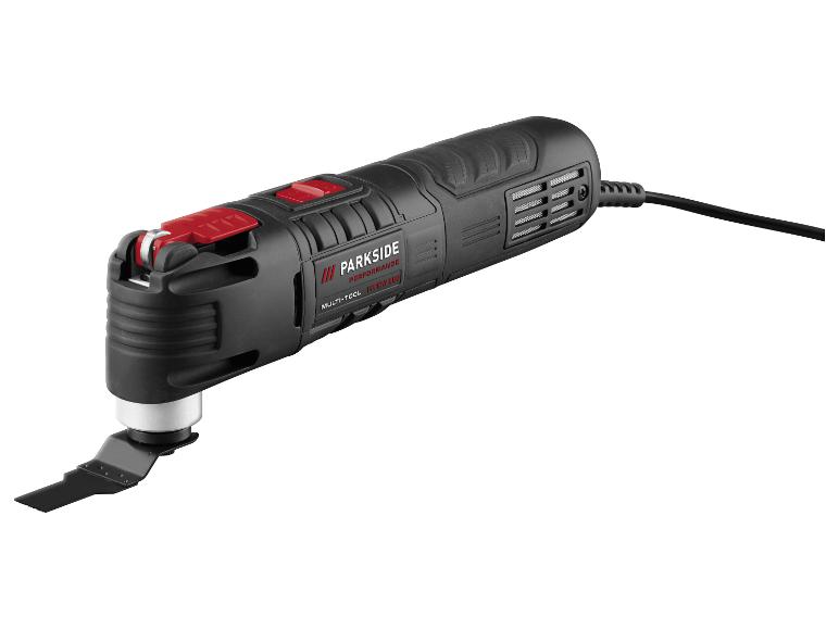 Zwart multitool met rode accenten en zaagblad, schuin op een witte achtergrond.