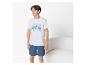 Jongen in wit t-shirt met 'CALL IT A DAY' tekst en blauwe korte broek