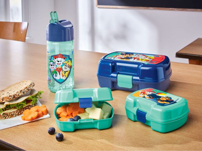 Paw Patrol drinkbeker en lunchboxen met blauwe en groene details.