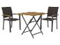 Set van twee bruine gevlochten stoelen met houten armleuningen en een opklapbare houten tafel.