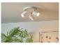 Witte driearmige plafondlamp.