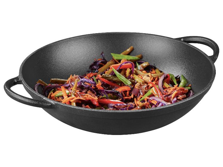 Gietijzeren wok met roergebakken groenten