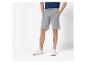 Grijze shorts en sneakers voor heren.