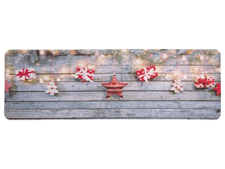 Kerstdecoraties met cadeaus, sterren en bomen hangend aan een houten achtergrond