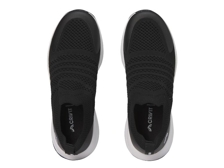 Paar zwarte Crivit sneakers, sock-style.
