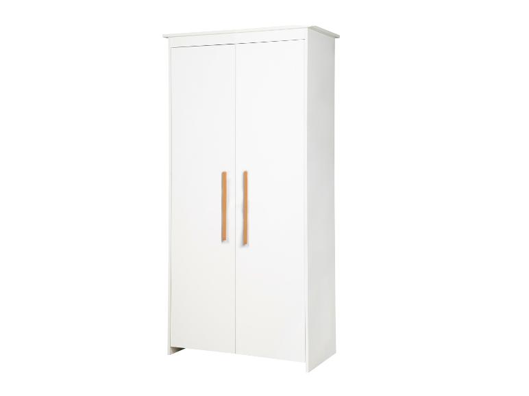 Witte kast met twee deuren en verticale houten handgrepen