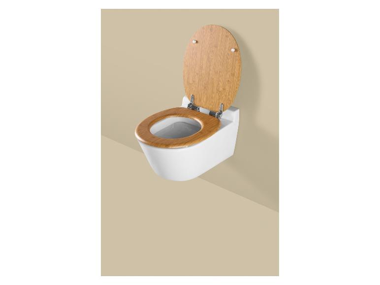 Wandgemonteerd toilet met wit keramiek en houten zitting met open deksel.