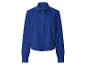 Blauwe damesblouse met lange mouwen en opengewerkt patroon.