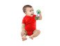 Een baby in een rode romper speelt met een groene en blauwe rammelaar.