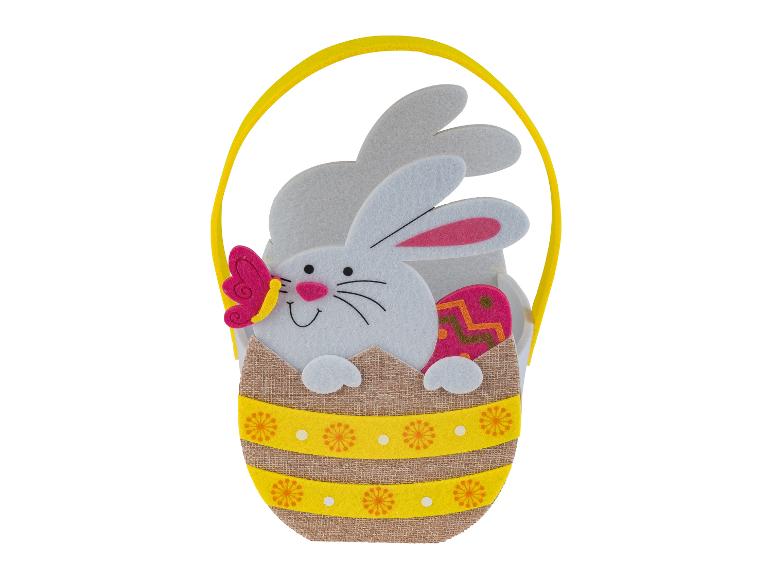 Een paasmandje in de vorm van een konijn met een ei