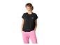 Vrouw in een zwart T-shirt met korte mouwen en roze joggingbroek, lachend en naar rechts kijkend.
