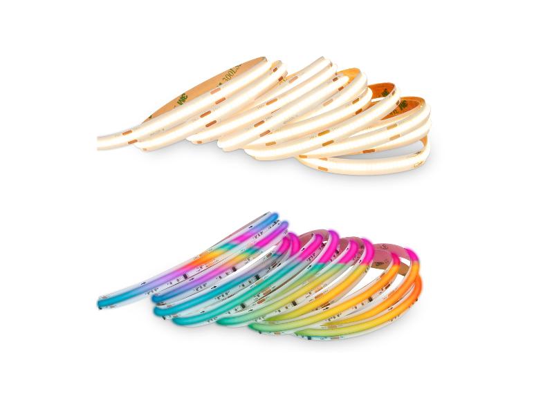 Twee LED-strips, één warm wit en één veelkleurig, opgerold.
