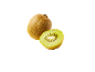 Een hele kiwi en een sappige halve kiwi op een zwarte achtergrond.