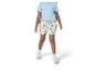 Kind in lichtblauw T-shirt en crèmekleurige shorts met Bluey & Bingo print