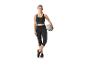 Vrouw in zwarte sporttop, capri legging en met grijze pilatesbal.