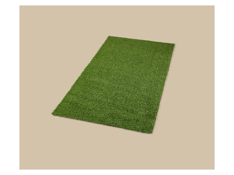 Kunstgras op een beige achtergrond