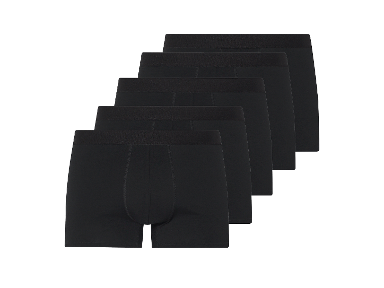 Vijf zwarte boxershorts op elkaar gestapeld.