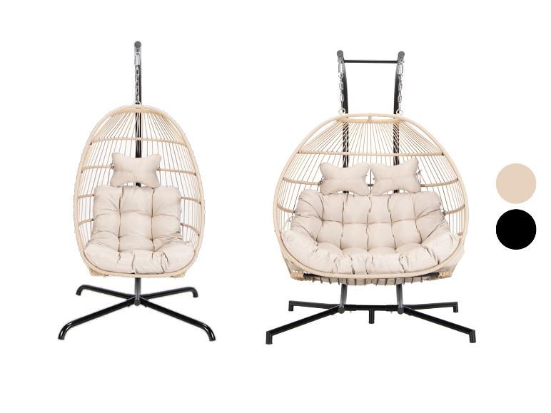 Enkele en dubbele hangstoel met crèmekleurige kussens en zwart frame.