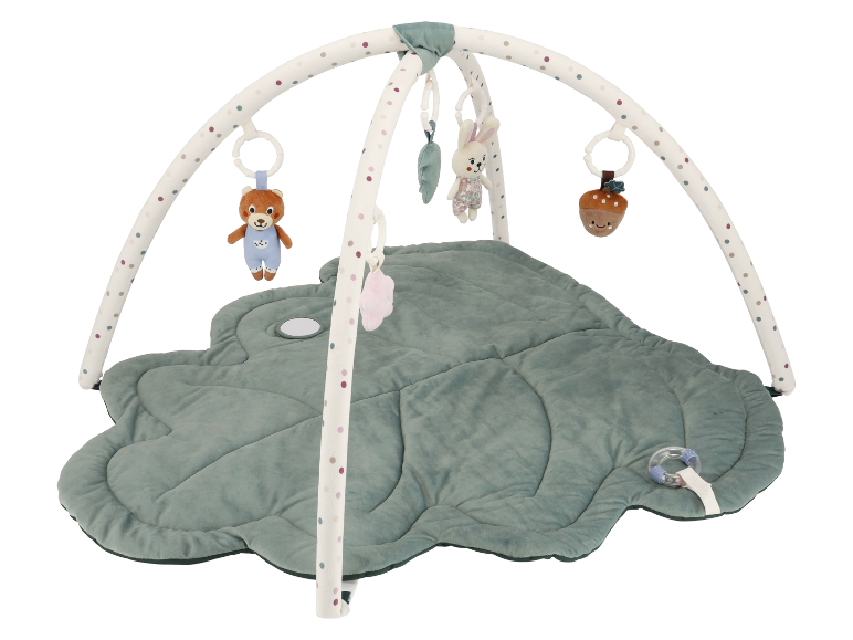 Speelkleed in blaadjesvorm met boog en speeltjes, bos thema.