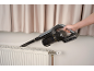 Handstofzuiger reinigt een radiator.