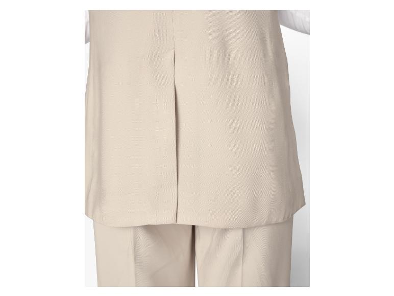 Beige gilet en broek, met zichtbare stoftextuur.
