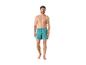 Man in turquoise zwembroek.