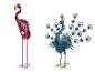 Rode flamingo en blauwe pauw metalen tuindecoratie.