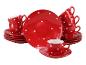 Rood servies met witte stippen, inclusief borden, kopjes en schoteltjes.