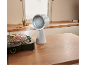 Elektrische grill en luchtreiniger op een houten aanrecht.