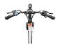 Close-up van het stuur van een e-bike met digitaal display, remhendels en versnellingspook.