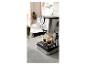 Delonghi espressomachine zet twee espresso's in dubbelwandige glazen.
