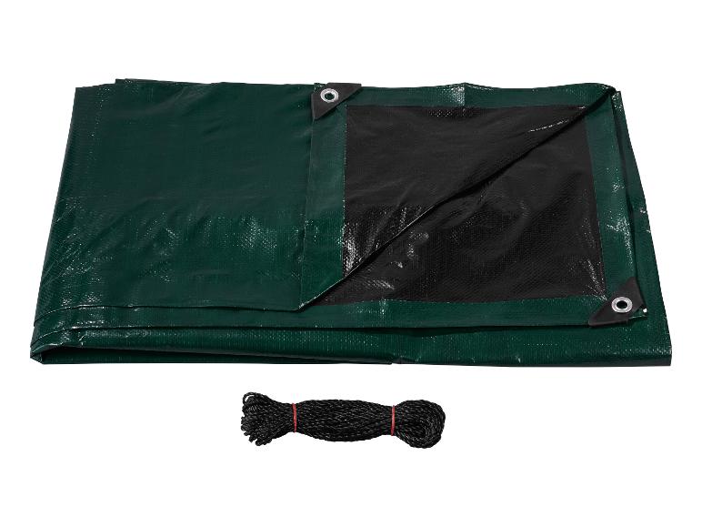 Groen en zwart zeil met zeilringen, opgevouwen, met een rol zwart touw.