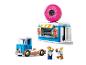 LEGO set met een donutbezorgtruck en een donutwinkel met minifiguren.