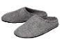 Een paar grijze wollen pantoffels.