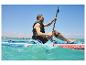 Man zit op een SUP-board, peddelend door het water, met een zwemvest aan.